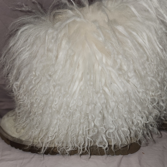 UGG Short Boot Cream Sheepskin Cuff - Picture 2 of 16